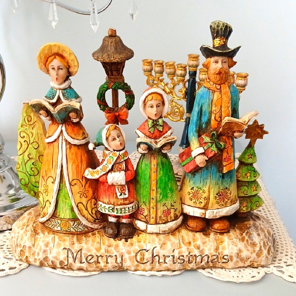 Holiday Carolers Figurine Set